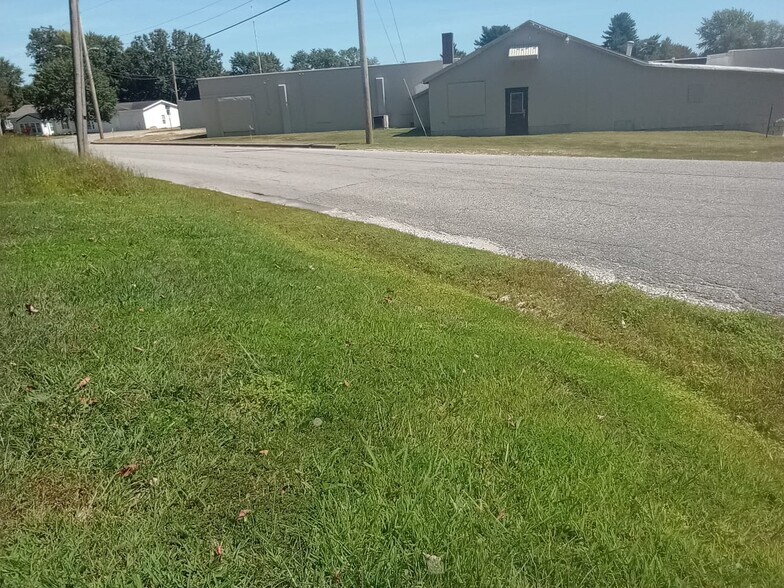 More Photos Of 213 W 1st St, Huntingburg Warehouse For Lease