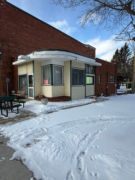 Primary Photo Of 108 E Bellevue St, Leslie Storefront For Sale