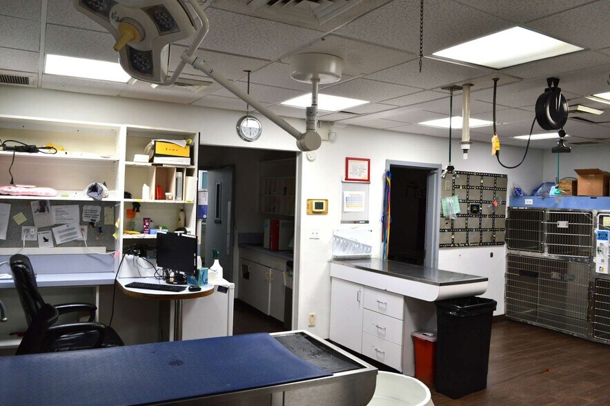 More Photos Of 193 Tarrytown Rd, White Plains Veterinarian Kennel For Sale