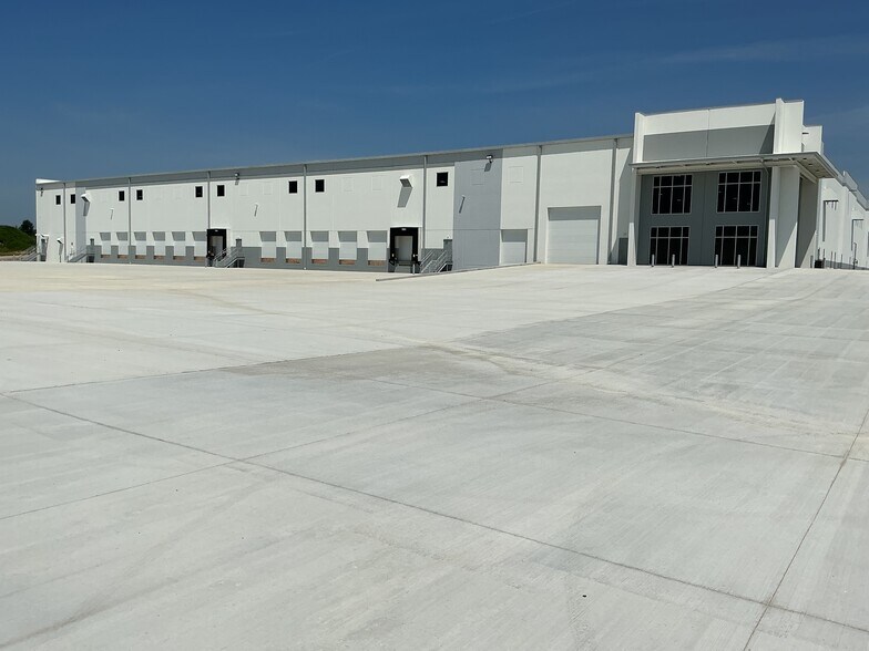 More Photos Of 1900 Airport West Rd, Mansfield Warehouse For Lease