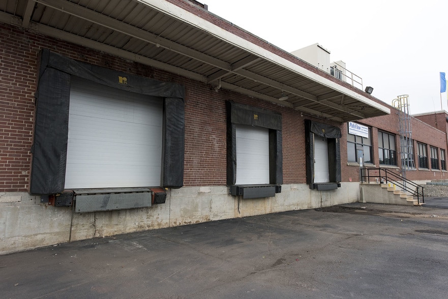 More Photos Of 122 Mill Rd, Oaks Warehouse For Lease