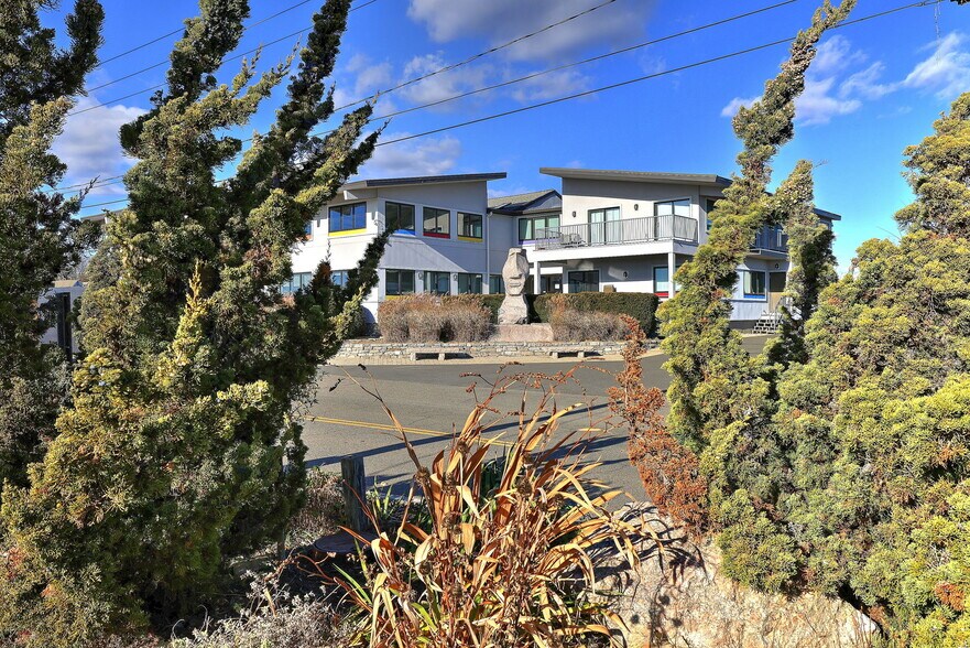 More Photos Of 530 Old Whitfield St, Guilford Office For Lease