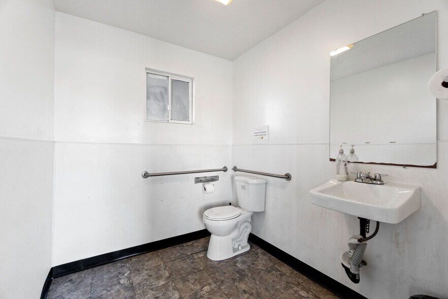 More Photos Of 344-390 N Abby St, Fresno Auto Dealership For Lease