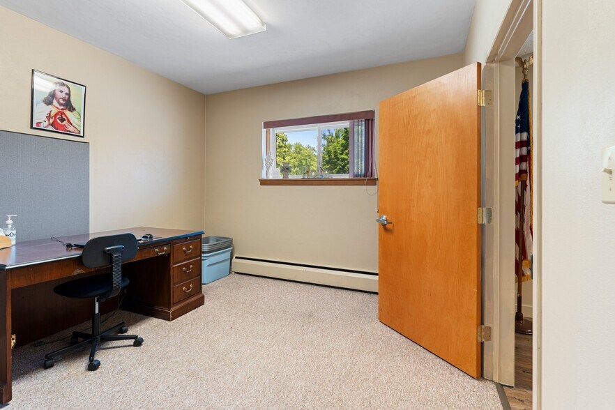 More Photos Of 712 S Pearl St, New London Office For Sale