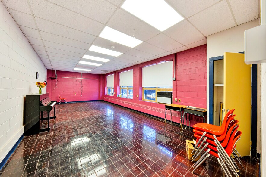 More Photos Of 5566 Kings Hwy, Brooklyn Schools For Lease