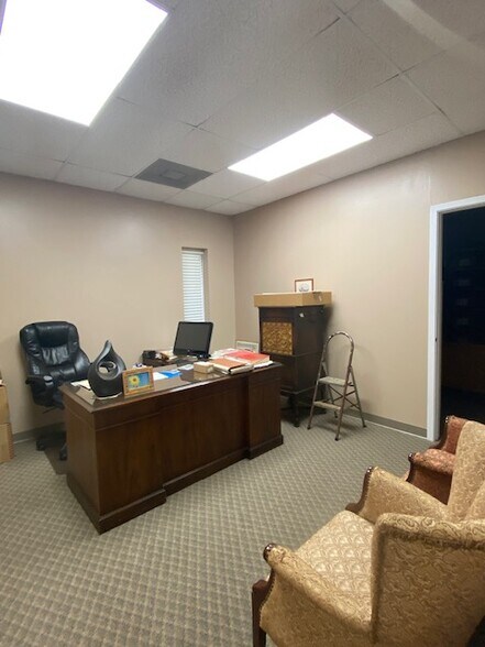 More Photos Of 2670 Highway 35 Byp S, Alvin Office For Lease