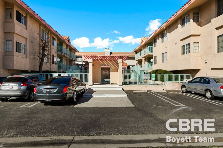 More Photos Of 18621 Saticoy St, Reseda Apartments For Sale