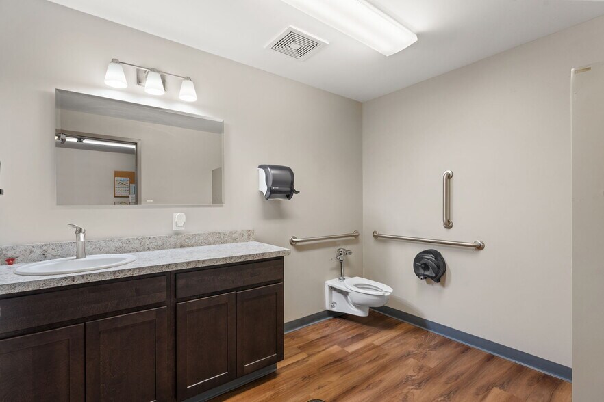 More Photos Of 1111 Glendale Blvd, Valparaiso Freestanding For Lease