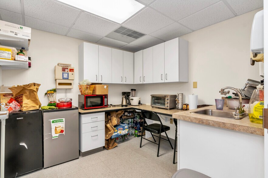 More Photos Of 630 Turnpike St, North Andover Office For Lease