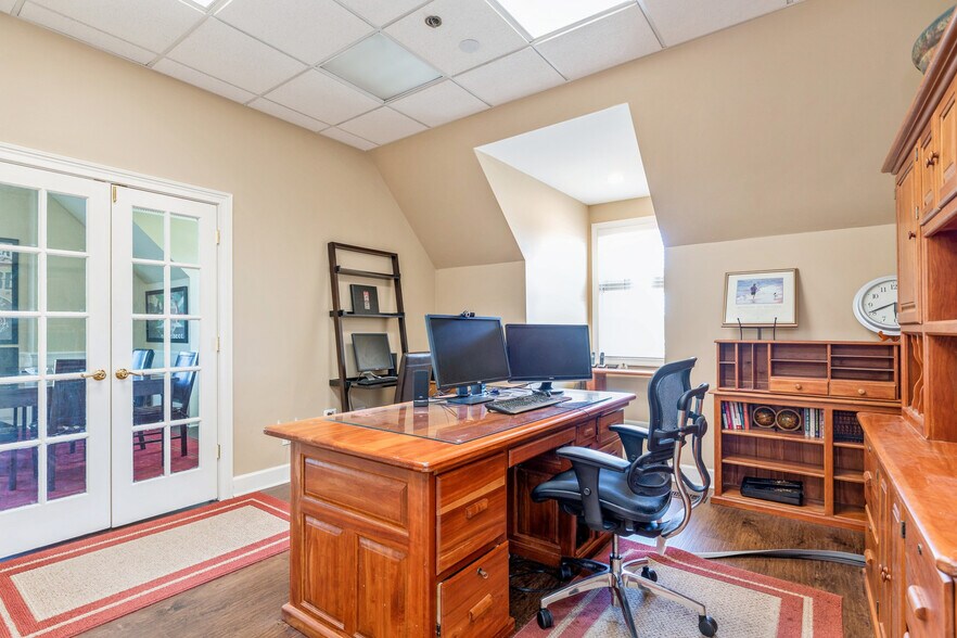 More Photos Of 509 W Old Northwest Highway, Barrington Office Residential For Lease