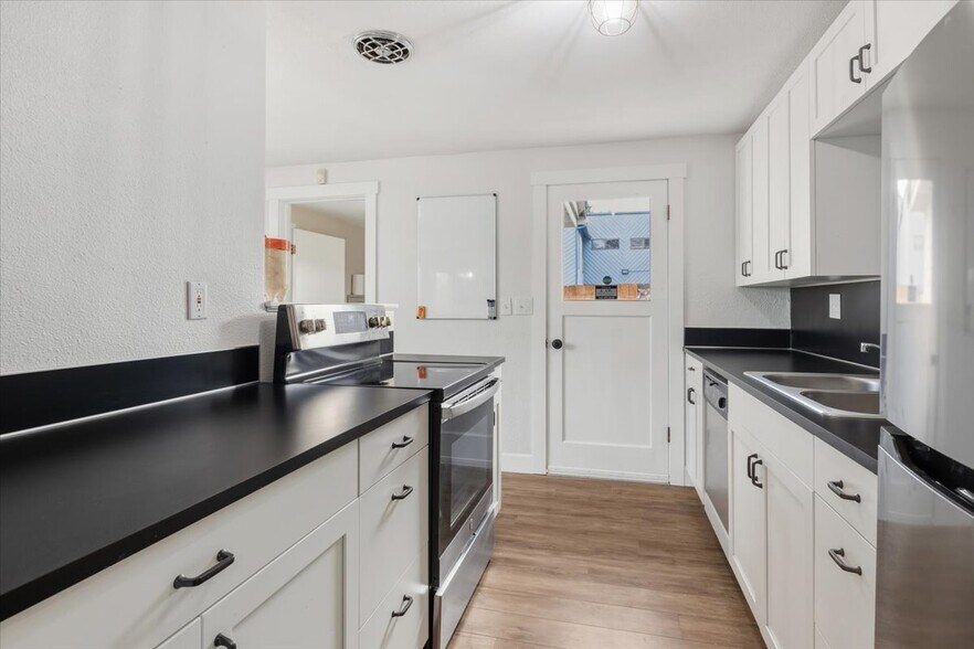 More Photos Of 2115 E 27th St, Vancouver Office For Sale