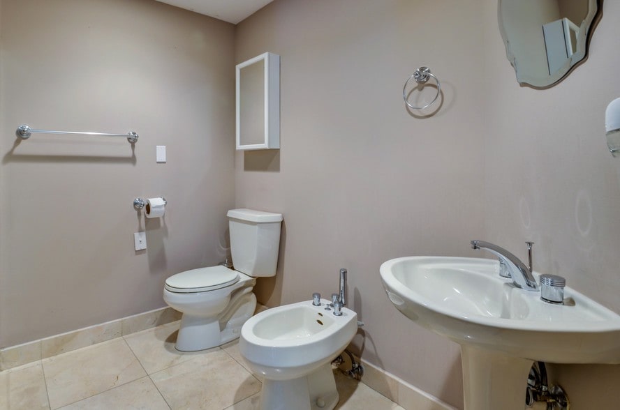 More Photos Of 198 NW 37th Ave, Miami Medical For Lease