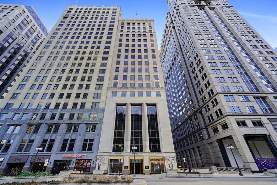 More Photos Of 211 W Wacker Dr, Chicago Office For Sale