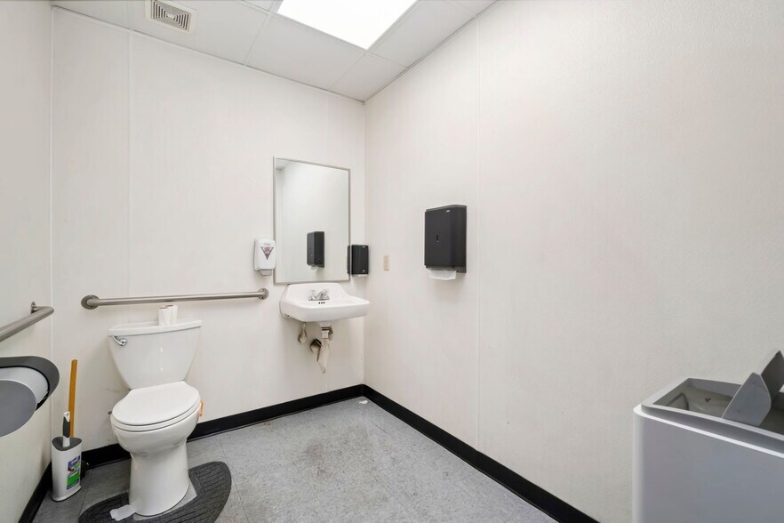 More Photos Of 101 Lexington Ave, Cheyenne Warehouse For Lease