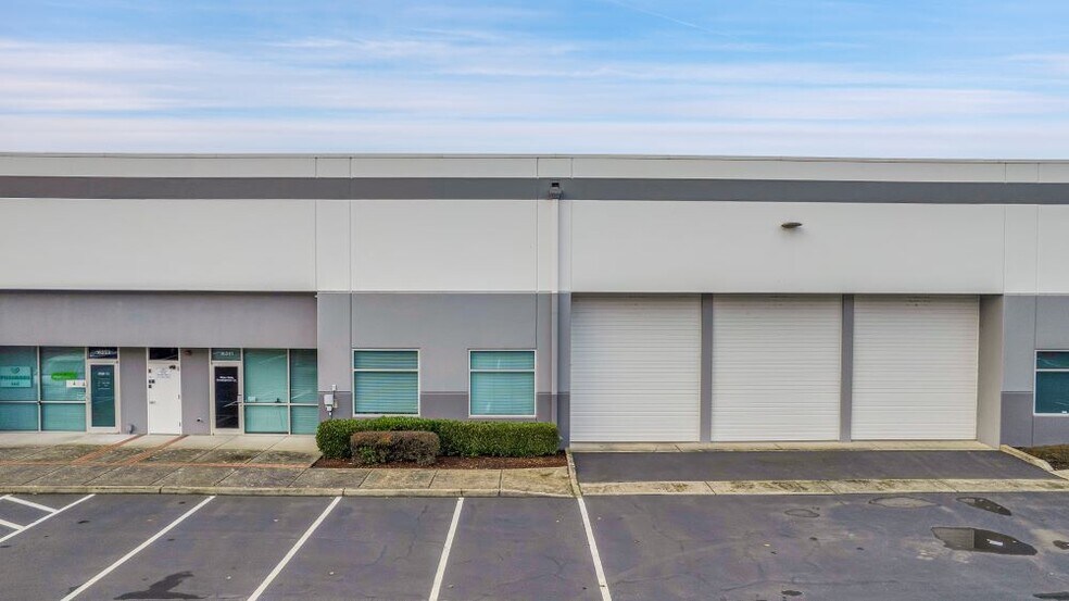 More Photos Of 16353 NE Cameron Blvd, Portland Warehouse For Lease