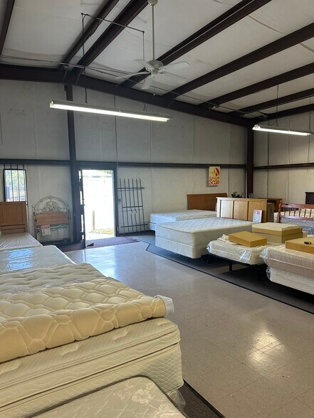 More Photos Of 4809 Main St, Jacksonville Freestanding For Lease