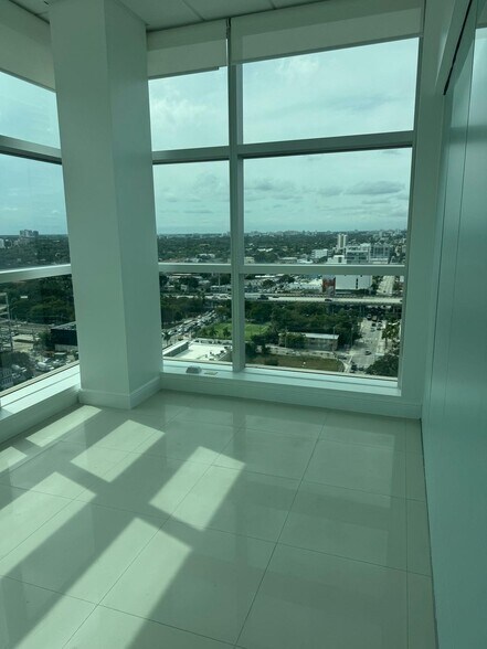 More Photos Of 175 SW 7th St, Miami Medical For Sale