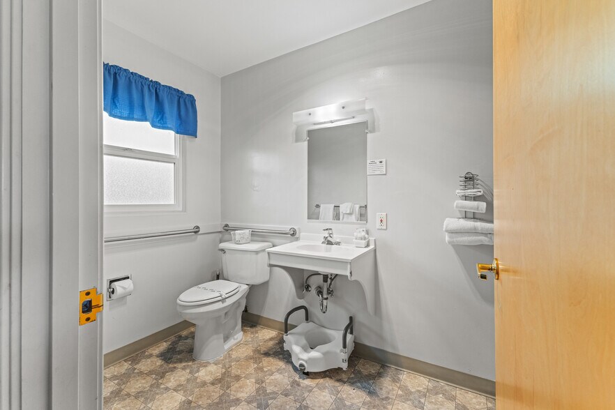 More Photos Of 787 N Central Blvd, Coquille Hotel For Sale