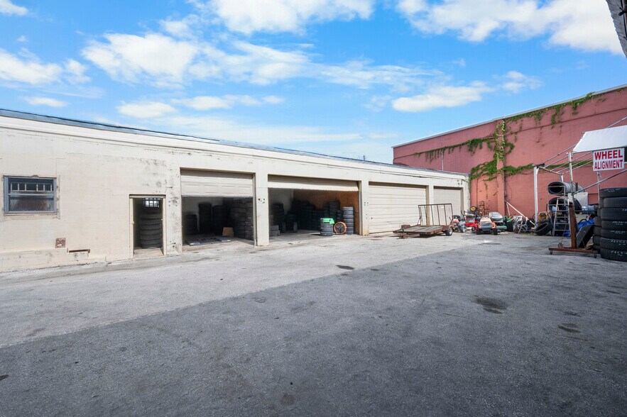 More Photos Of 3173 SE Railroad Ave, Stuart Service For Sale