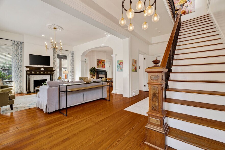 More Photos Of 17 W Park Ave, Savannah Office For Sale