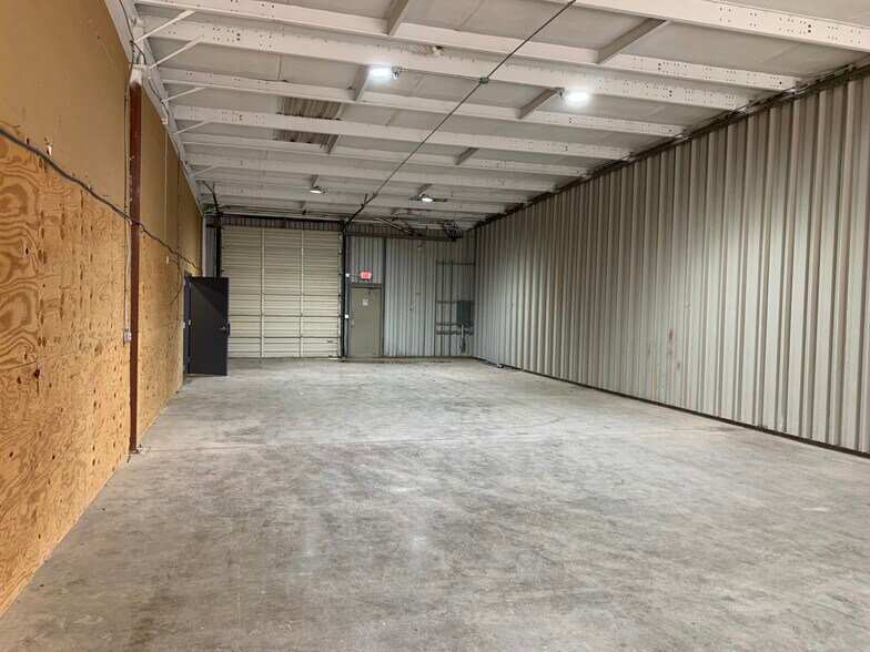 More Photos Of 1031-1035 Putman Dr, Huntsville Flex For Lease