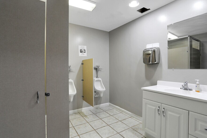 More Photos Of 3787 Old Middleburg Rd, Jacksonville Office For Sale