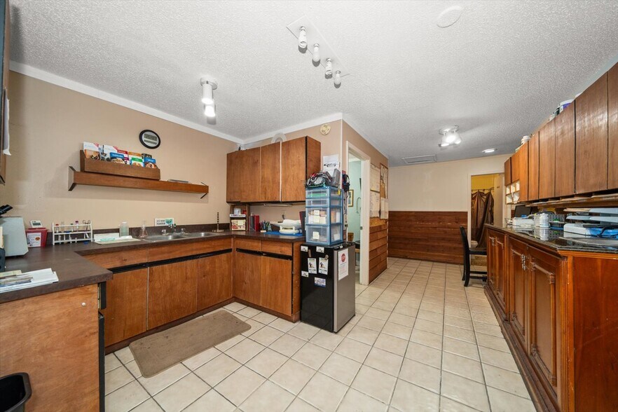 More Photos Of 1631 W Bay Dr, Largo Veterinarian Kennel For Sale