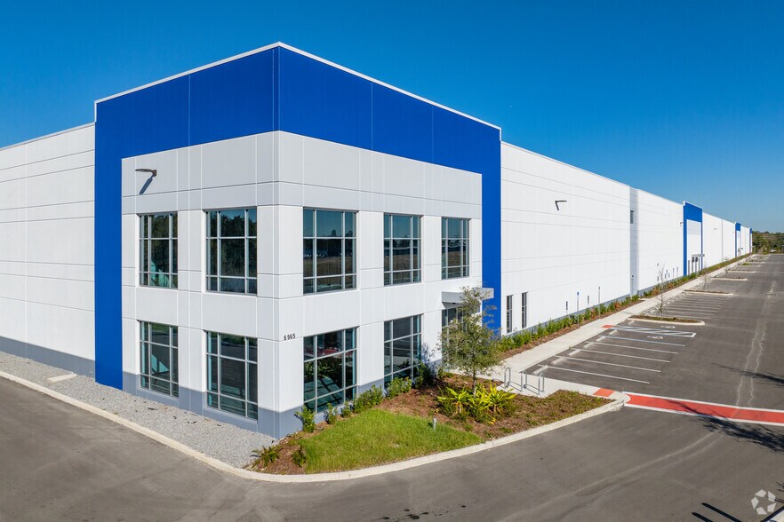 More Photos Of 6965 Marketplace Dr, Orlando Distribution For Lease