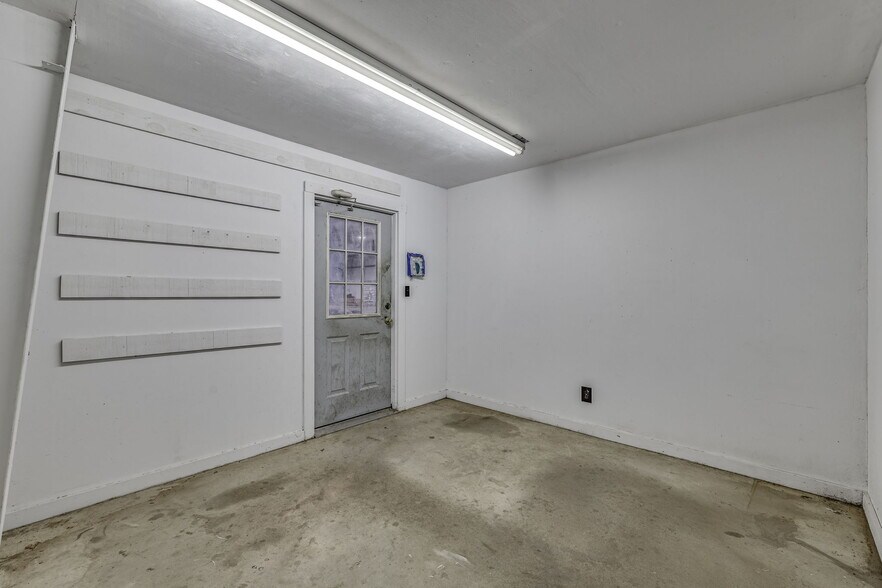 More Photos Of 2684 W US Highway 290, Fredericksburg Warehouse For Sale