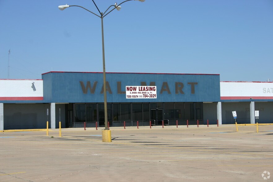 More Photos Of 1500 W Cameron Ave, Rockdale General Retail For Lease