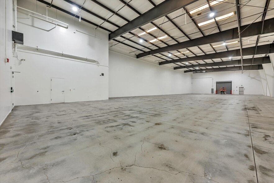 More Photos Of 1851 Airway Dr, Hollister Light Distribution For Lease