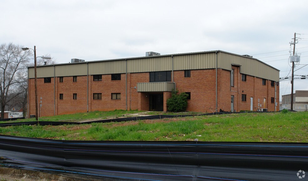 More Photos Of 3190 Pelham Pky, Pelham Warehouse For Lease