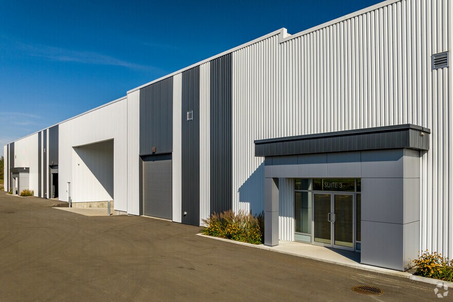 More Photos Of 825-855 Rue Bernard, Granby Industrial For Lease