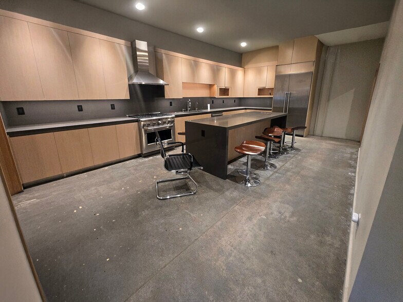 More Photos Of 2430-2438 E 11th St, Los Angeles Warehouse For Lease