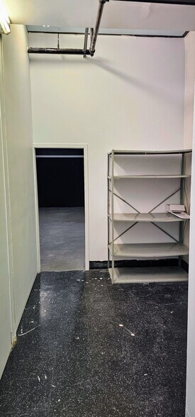 More Photos Of 3907 3A St NE, Calgary Showroom For Lease