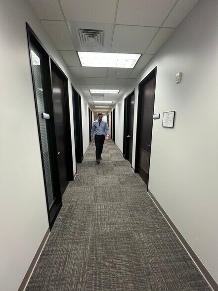 More Photos Of 5701 W Talavi Blvd, Glendale Office For Lease