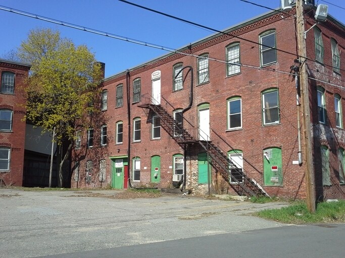 More Photos Of 11 Oakland St, Amesbury Warehouse For Lease