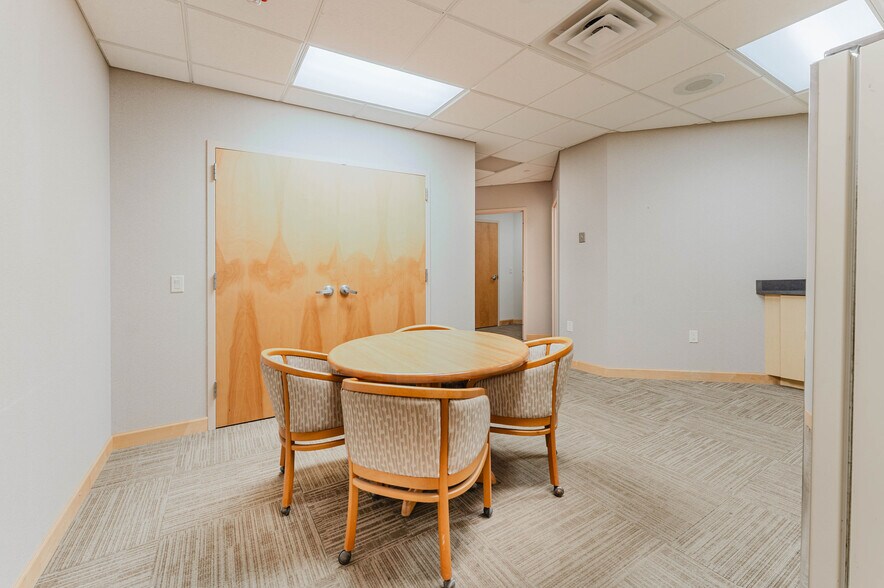 More Photos Of 1875 West Pointe Dr, Oshkosh Medical For Sale