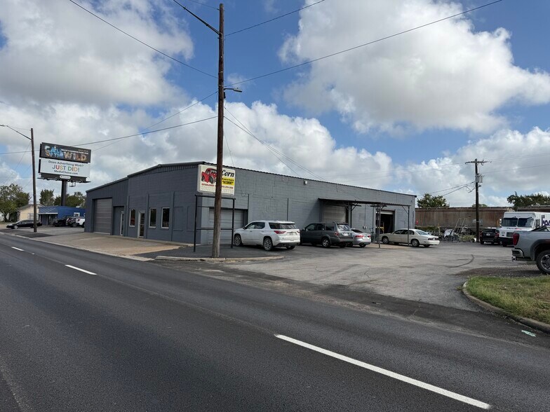 More Photos Of 1111 S Market St, Hearne Flex For Sale