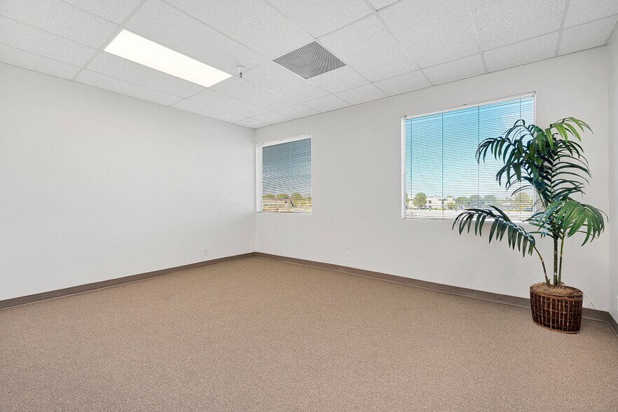 More Photos Of 15490 Civic Dr, Victorville Office For Sale