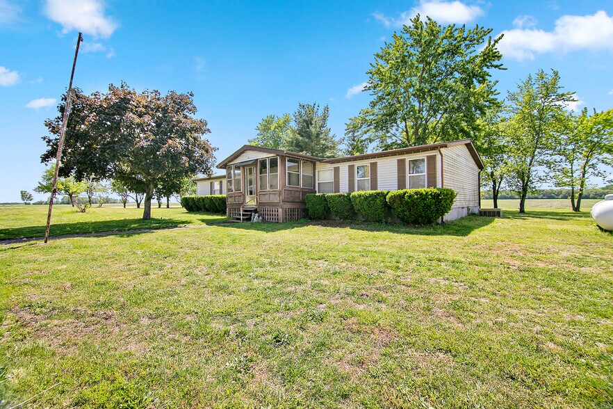 More Photos Of 3209 N State Rt 1, Saint Anne Flex For Sale