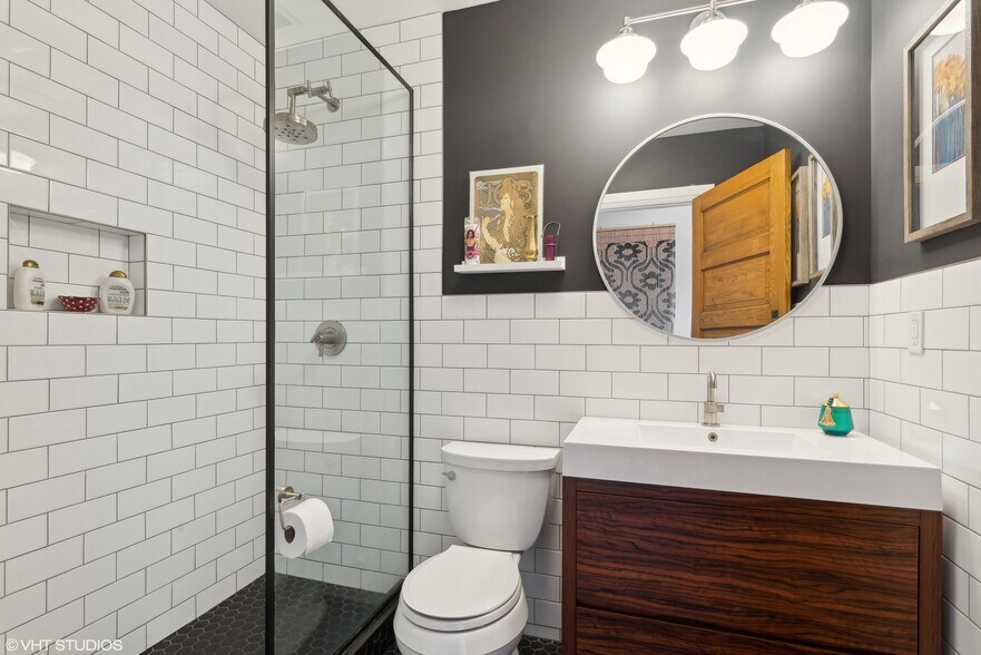 More Photos Of 3522 N Halsted St, Chicago Bar For Sale