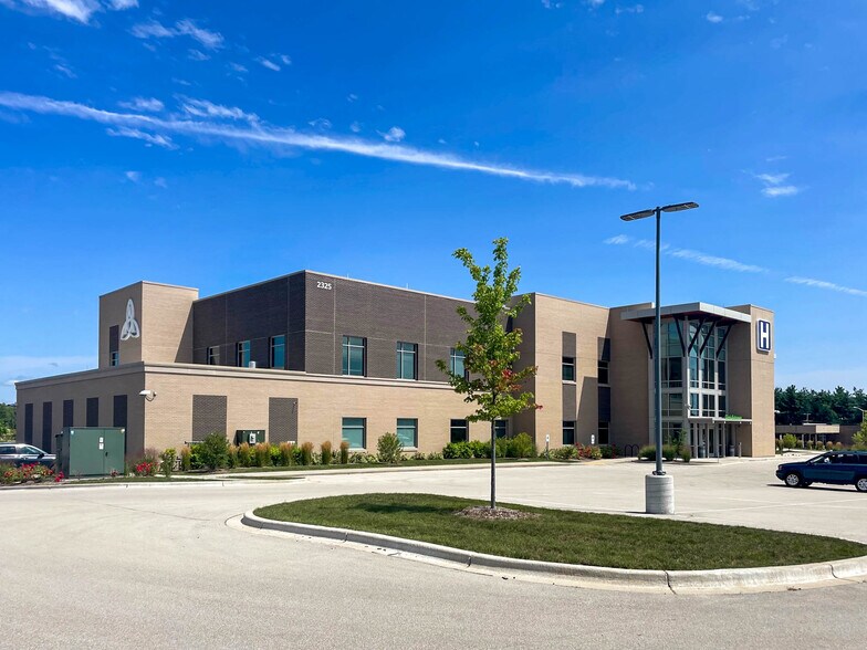 More Photos Of 2325 Fox Run Blvd, Waukesha Hospital For Sale