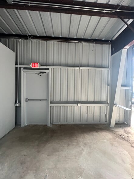 More Photos Of 6229 Dixie Dr, Houston Warehouse For Lease
