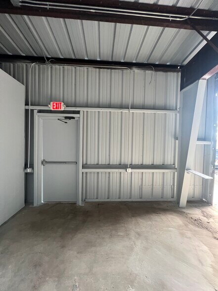 More Photos Of 6229 Dixie Dr, Houston Warehouse For Lease