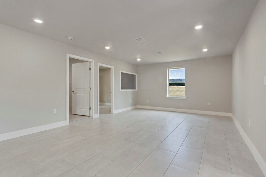 More Photos Of 15605 Woodforest Blvd, Channelview Office For Lease