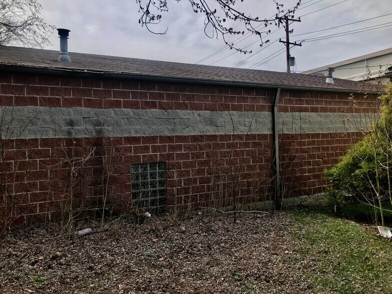 More Photos Of 331 Jones St, Verona Showroom For Sale