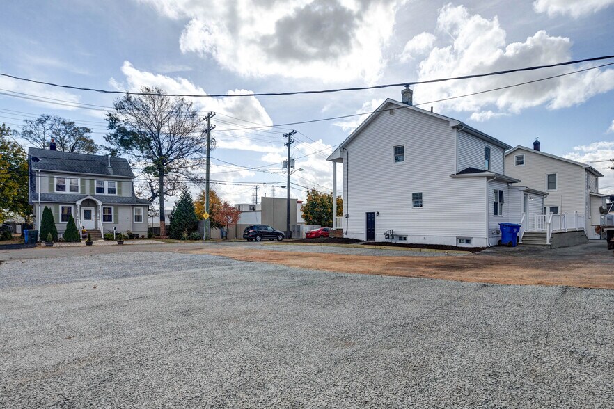 More Photos Of 12 Jansen Ave, Woodbridge Warehouse For Sale