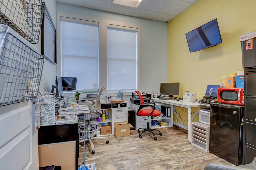 More Photos Of 9650 Shore Dr, Norfolk Veterinarian Kennel For Sale