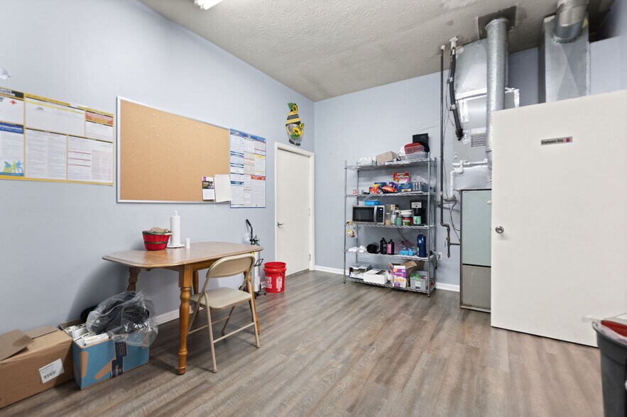 More Photos Of 725 S Main St, London Medical For Sale